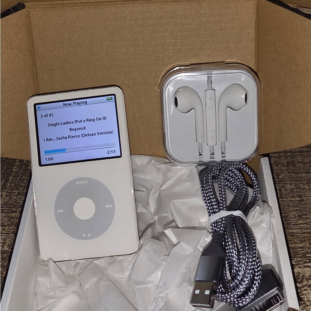 White Apple iPod Classic 30gb with New Earphones and Charging Cable